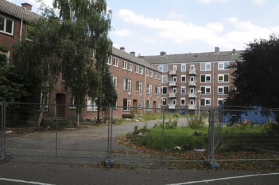 909792 Gezicht in het Thomas à Kempisplantsoen te Utrecht, kort voor de afbraak van de oude flatgebouwen.